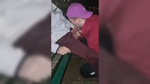 Je suce une bite en public la nuit