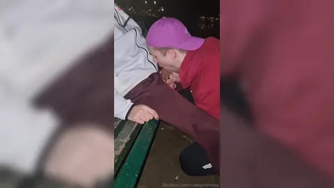 Je suce une bite en public la nuit