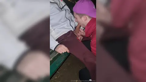 Je suce une bite en public la nuit