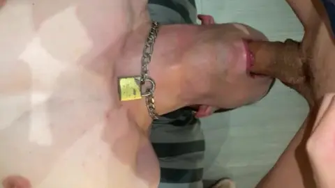 Gorge profonde avec ma chaîne autour du cou