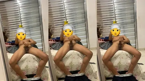 Selfie nu dans le miroir en montrant tout