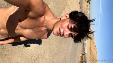 Je m'attrape la bite dehors en slip