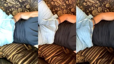 Je me frotte la bite à travers mon pantalon en gémissant