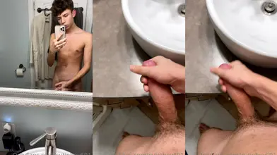 Je me filme nu dans le miroir de la salle de bain puis je me branle