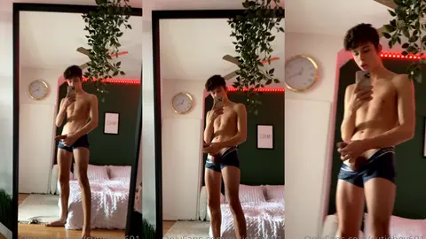 Je pose en sous-vetements devant le miroir