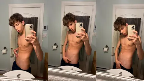 Je baisse mon boxer et montre ma bite dure dans le miroir de la salle de bain