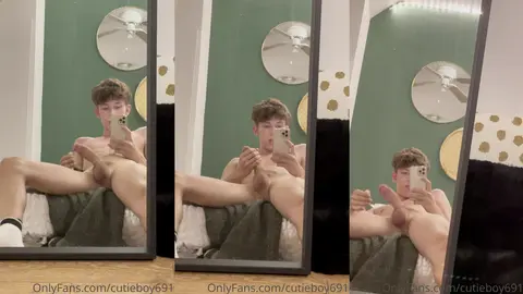 Je me filme en train de me branler devant le miroir
