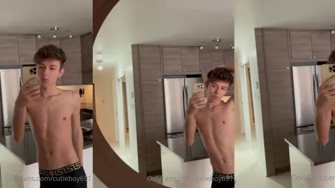 Je me prends en selfie torse nu dans mon miroir en sous-vêtements