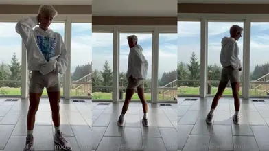 Je danse en slip près de la fenêtre — regarde-moi