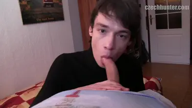 Czech Hunter drague un minet brun timide de 18 ans et le baise sans capote pour du cash