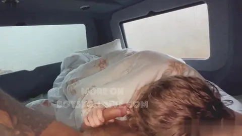 Couple de minets lisses baise pour la première fois dans leur van aménagé