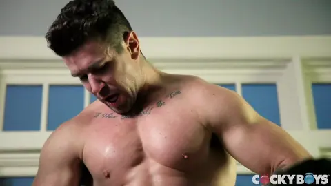 Un mec musclé baise un type athlétique dans la lumière du matin
