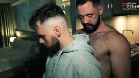 Des tops bien montés se partagent le twunk glabre Ashley Aus dans un motel miteux – Bareback