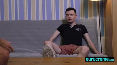 Le minet irlandais maigre Dan baise le daddy Dave London sur le canapé de casting
