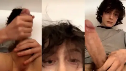 Un minet mignon aux cheveux bouclés se déshabille et se branle la bite dure jusqu'à éjaculer