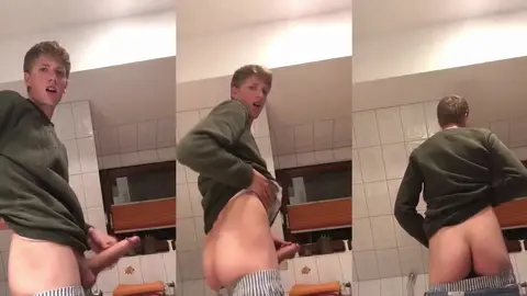 Minet blond effronté sort sa bite monstrueuse dans des toilettes publiques