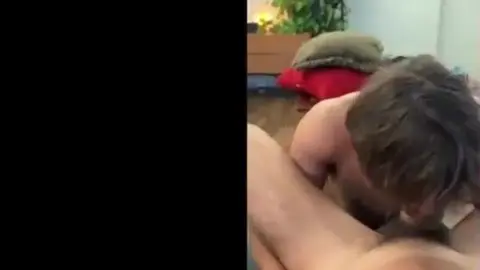 Un minet avide suce la bite de son copain dans un blowjob POV torride