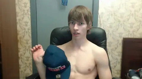 Un minet russe lisse se branle dans une compilation solo torride