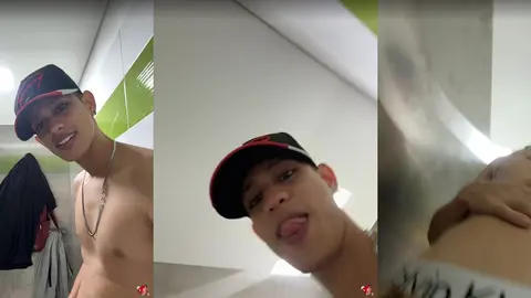 Un minet coquin se branle dans les urinoirs publics de Barcelone en webcam