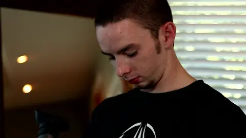 Caméra cachée – Un jock hétéro se fait séduire et sucer par un minet