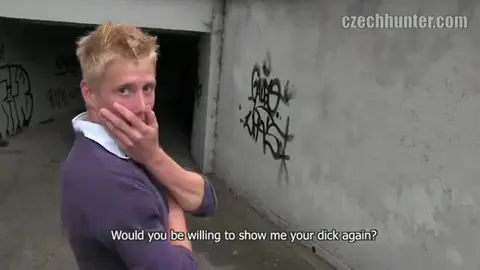 Minet blond tchèque dragué dans la rue et baisé sans capote en plein air avec une branlette de pieds pour du cash