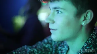 Après l'arcade – Un plan minet interracial tourne en baise sans capote
