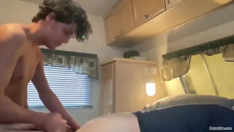 Un jeune mec baise son sugar daddy dans le camping-car