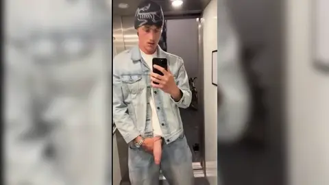 Un minet à lunettes se branle dans plusieurs clips maison