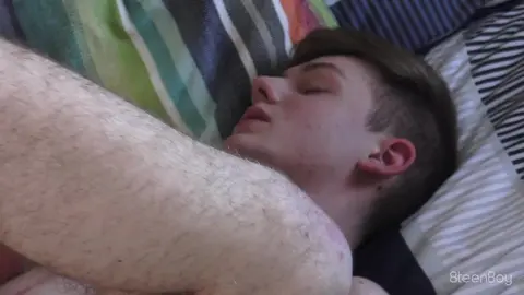 Deux grands minets se sucent et se baisent sans capote