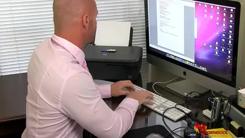 Un patron de bureau excité baise ses jeunes employés minces pour les faire grimper