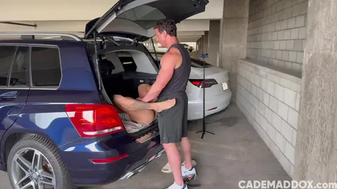 Un twunk mince se fait breeder sans capote par un mec musclé dans un parking