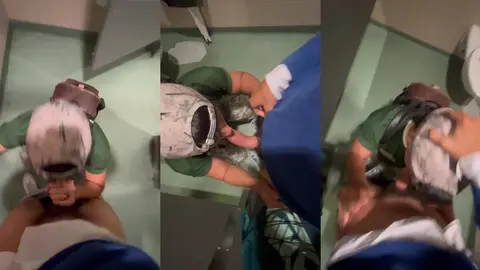 Un jeune minet brésilien suce une bite dans des toilettes publiques