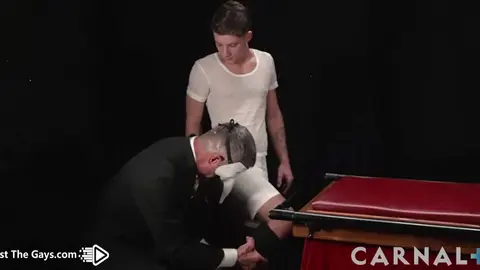 Le Sacrement – Un jeune apprenti se fait initier sans capote par son maître