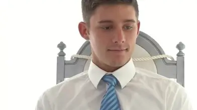 Apprenti minet interviewé et peloté par un daddy maître en costume