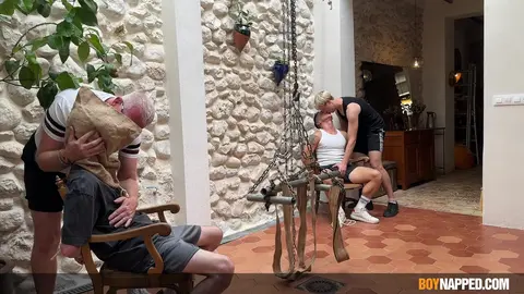 Double plaisir avec des minets lisses – Baise en donjon bondage partie 1