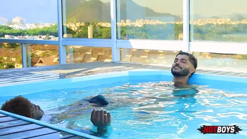Des mecs brésiliens excités baisent sans capote sous le soleil de Rio