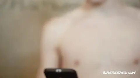 Mignon minet séduit par un plombier louche et forcé à sucer en POV