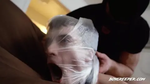 Mignon minet séduit par un plombier louche et forcé à sucer en POV