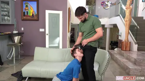 Eddie Patrick & Jacob King – Complicité moite : Un daddy baise un minet svelte sans capote