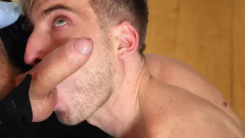 Pablo Pixx baise le jeune blond svelte Mika Ayden sans capote