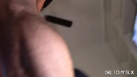 Hammer Head – Un minet glabre gangbang bareback dans une orgie de colocs
