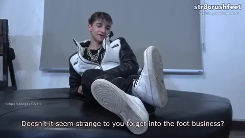 Sexy minet chav svelte Ryan – Adoration des pieds : Baver sur ses plantes parfaites