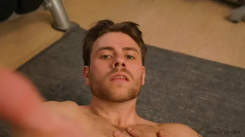 Le jock athlétique Declan transpire à la salle et se vide d'une grosse charge