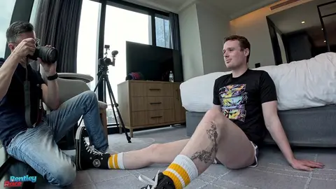 Un jeune Aussie coquin sort de son justaucorps lycra et montre tout