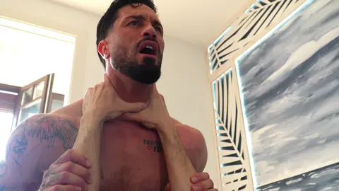 Le minet mince Andrea Suarez s'occupe d'une bite non circoncise de 23 cm