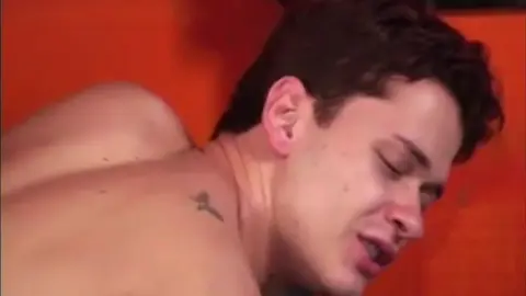 Un Latino musclé baise un minet excité sans capote dans un restaurant