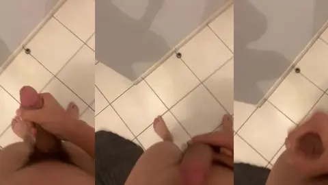 Un minet amateur français exhibe et se branle sa grosse bite dans la salle de bain