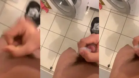 Un minet amateur se branle dans la salle de bain et éjacule son sperme