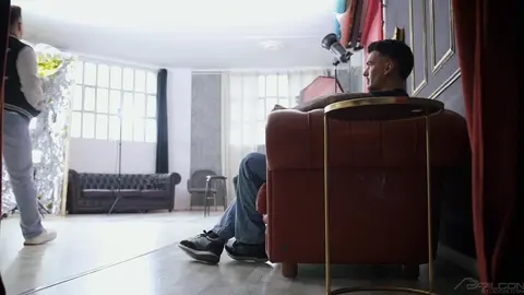 Au bon endroit, au bon moment – Deux minets baisent à cru sur le canapé