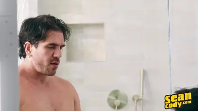 Channing Flynn & Hugs Kandelas – Bareback torride dans la salle de bain